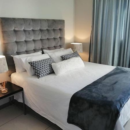 D'S Central Hideout Windhoek Bagian luar foto