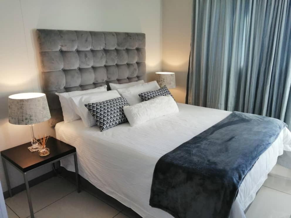 D'S Central Hideout Windhoek Bagian luar foto